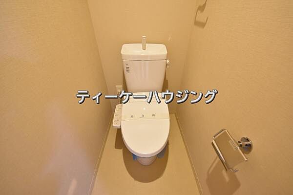 温水洗浄機能付き便座を標準装備。清潔で快適な空間を演出します。
