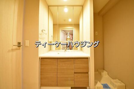 清潔感のあるボウル。開放感ある空間と、十分な大きさの鏡も自慢です。 