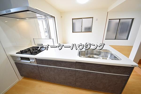 対面式キッチンからはご家族の笑顔を眺めながらお料理して頂けます。毎日の炊事が楽しくなりますね。