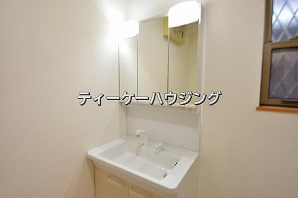 清潔感のあるボウル。開放感ある空間と、十分な大きさの鏡も自慢です。