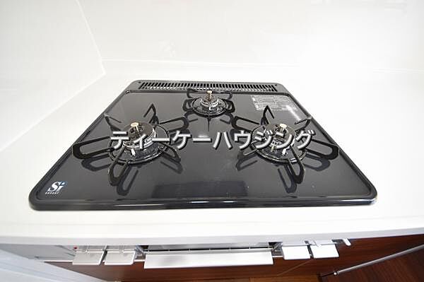 三つの調理が同時に出来てお料理時間を一気に短縮。三口ホーロートップコンロ