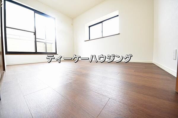 バルコニーに面した明るくて、風通しの良い心地よい洋室です。