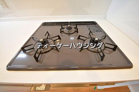 三つの調理が同時に出来てお料理時間を一気に短縮。三口ホーロートップコンロ