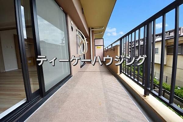 広々したバルコニーは日々の暮らしに、ゆとりと優雅さをもたらしてくれる筈です。