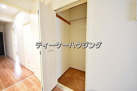 リビングに収納があると助かりますよね。