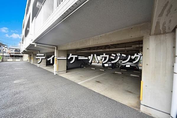 使用料なし専用駐車場1台付です。