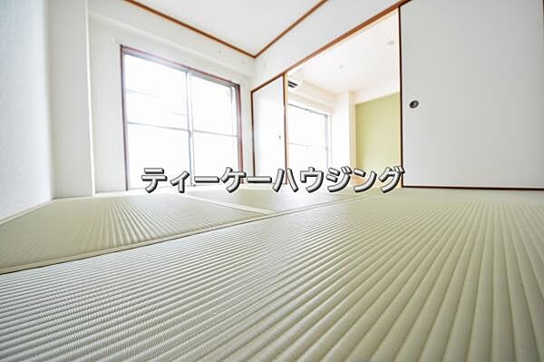 畳には空気が多く含まれているので、空気の層が音を吸収。元気いっぱいの子供さんも伸び伸び遊べます。