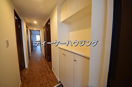 収納力たっぷり。ゆとりのシューズボックスにはママのブーツもラクラク入ります。