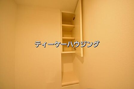 トイレにも便利な収納を設けました。