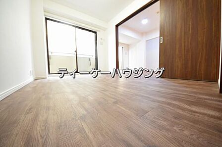 南に面した洋室は採光、通風に優れた心地よい空間です。