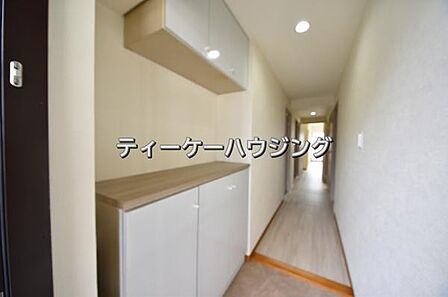 収納力たっぷり。ゆとりのシューズボックスにはママのブーツもラクラク入ります。