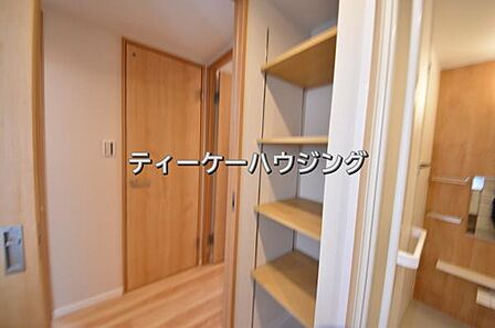 洗面所に収納があると助かりますよね。