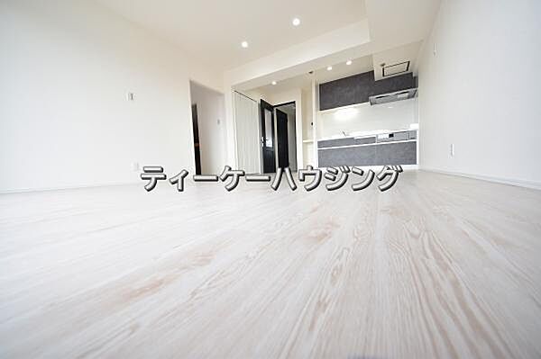 彩光をふんだんに取り入れた明るいリビングは”使いやすい形”にもこだわりました。