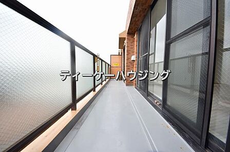 広々したバルコニーは日々の暮らしに、ゆとりと優雅さをもたらしてくれる筈です。 
