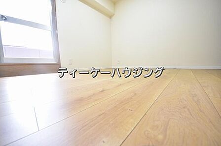 バルコニーに面した明るくて、風通しの良い心地よい洋室です。