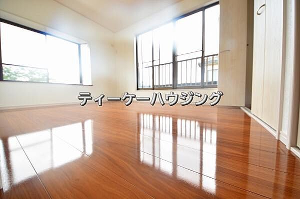 バルコニーに面した明るくて、風通しの良い心地よい洋室です。