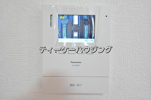 室内から来訪者の確認ができます。カラーモニター付きインターフォン