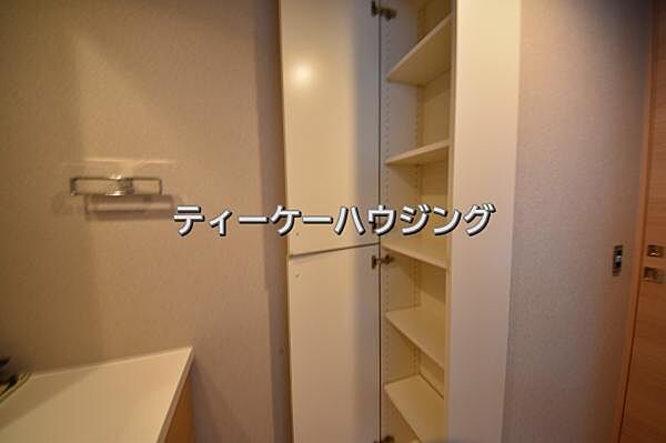 洗面所に収納があると助かりますよね。