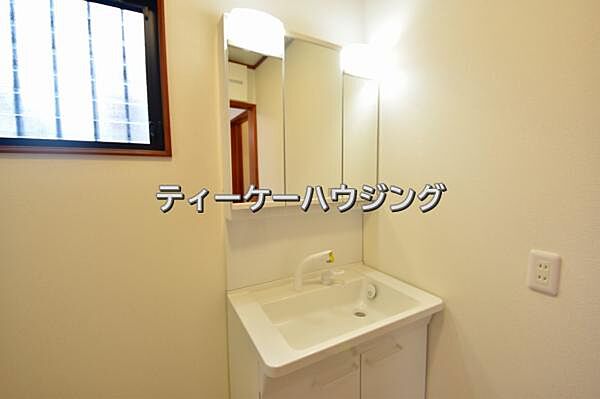 清潔感のあるボウル。開放感ある空間と、十分な大きさの鏡も自慢です。
