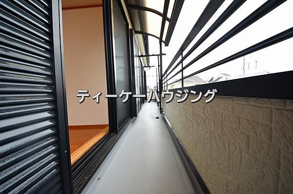 広々したバルコニーは日々の暮らしに、ゆとりと優雅さをもたらしてくれる筈です。