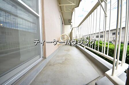 広々したバルコニーは日々の暮らしに、ゆとりと優雅さをもたらしてくれる筈です。