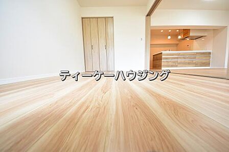 南に面した洋室は採光、通風に優れた心地よい空間です。