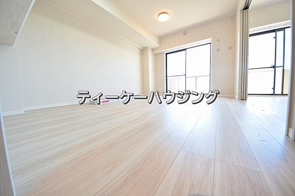 彩光をふんだんに取り入れた明るいリビングは”使いやすい形”にもこだわりました。