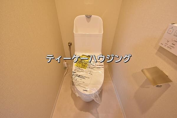 温水洗浄機能付き便座を標準装備。清潔で快適な空間を演出します。