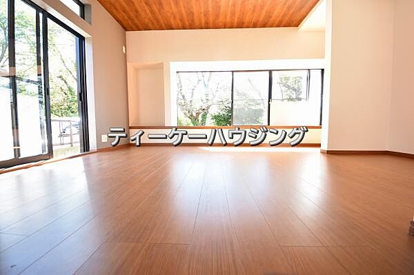 南に面した洋室は採光、通風に優れた心地よい空間です。