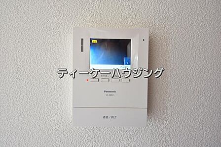 室内から来訪者の確認ができます。カラーモニター付きインターフォン