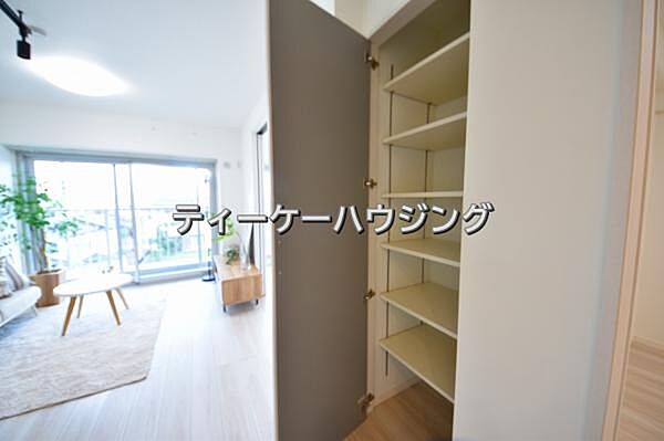 リビングに収納があると助かりますよね。