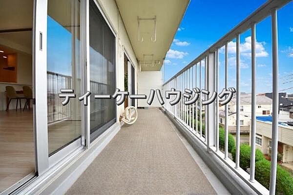 広々したバルコニーは日々の暮らしに、ゆとりと優雅さをもたらしてくれる筈です。