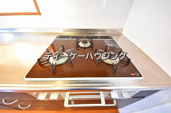 三つの調理が同時に出来てお料理時間を一気に短縮。三口ホーロートップコンロ
