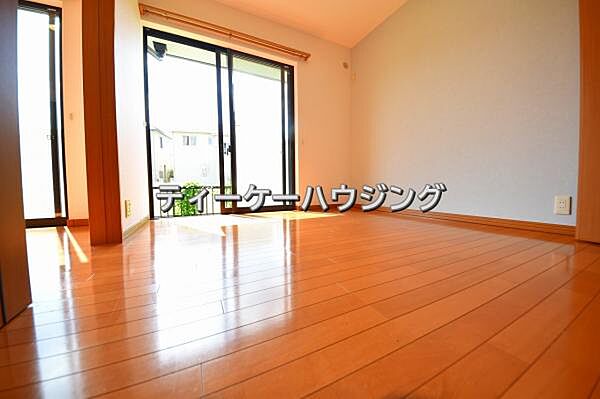 南に面した洋室は採光、通風に優れた心地よい空間です。