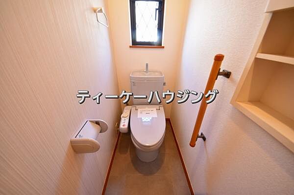 温水洗浄機能付き便座を標準装備。清潔で快適な空間を演出します。