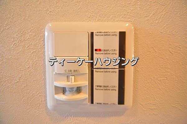 玄関には人感センサー付きの照明を設置しました。