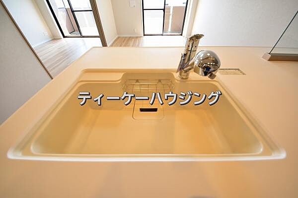 家族と触れ合いを大切にできる対面キッチンです。浄水器付きです。