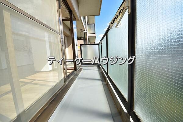 広々したバルコニーは日々の暮らしに、ゆとりと優雅さをもたらしてくれる筈です。