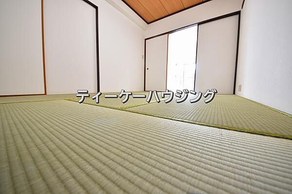 畳には空気が多く含まれているので、空気の層が音を吸収。元気いっぱいの子供さんも伸び伸び遊べます。