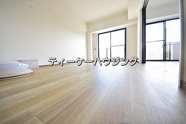 彩光をふんだんに取り入れた明るいリビングは”使いやすい形”にもこだわりました。