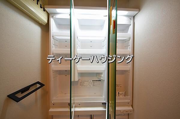 三面鏡の裏には収納がたっぷり。洗面室をすっきりきれいに使えます。