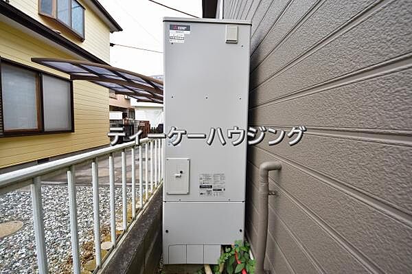 大気熱を自然冷媒に集め、その熱でお湯を沸かす省エネヒートポンプ給湯器です。