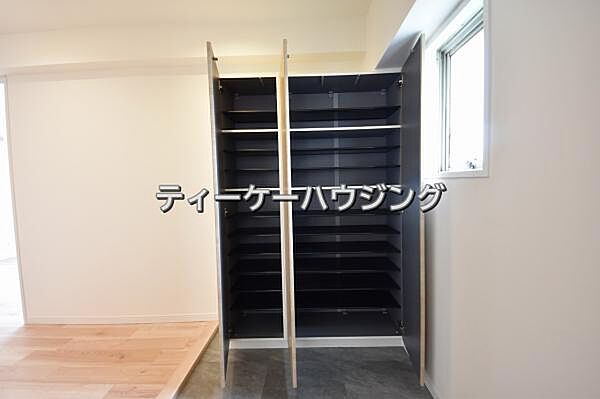 収納力たっぷり。ゆとりのシューズボックスにはママのブーツもラクラク入ります。