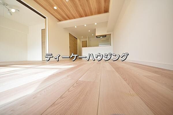 彩光をふんだんに取り入れた明るいリビングは”使いやすい形”にもこだわりました。