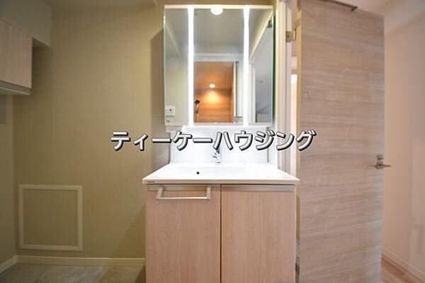 清潔感のあるボウル。開放感ある空間と、十分な大きさの鏡も自慢です。