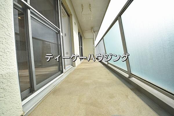 広々したバルコニーは日々の暮らしに、ゆとりと優雅さをもたらしてくれる筈です。