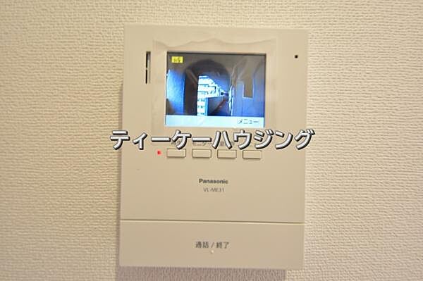 室内から来訪者の確認ができます。カラーモニター付きインターフォン