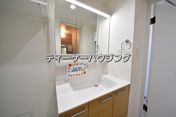 清潔感のあるボウル。開放感ある空間と、十分な大きさの鏡も自慢です。