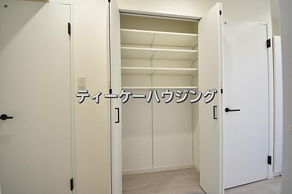 廊下に収納があると助かりますよね。