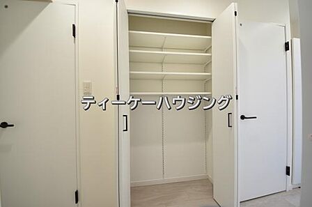 廊下に収納があると助かりますよね。
